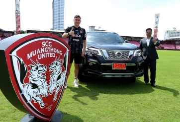 Thủ môn Đặng Văn Lâm được Nissan tặng 'xế xịn'